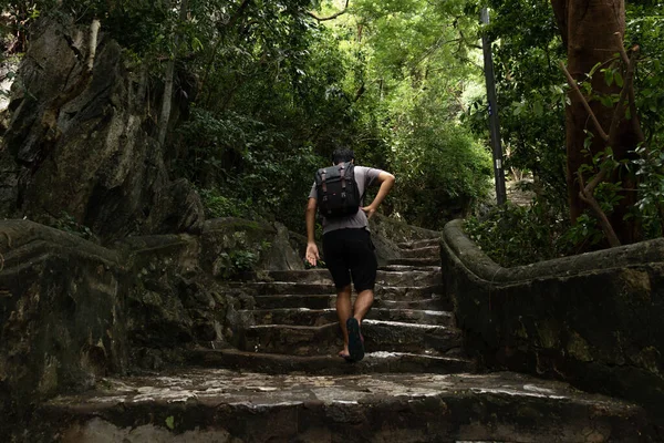 Touriste Sur Les Escaliers Thuy Son Montagnes Marbre Nang Vietnam — Photo