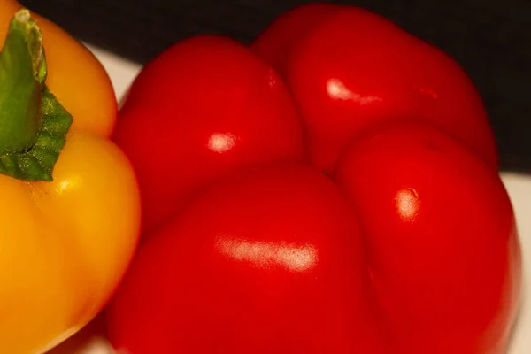 Egy Közelkép Piros Sárga Paprika Fehér Felületen — Stock Fotó