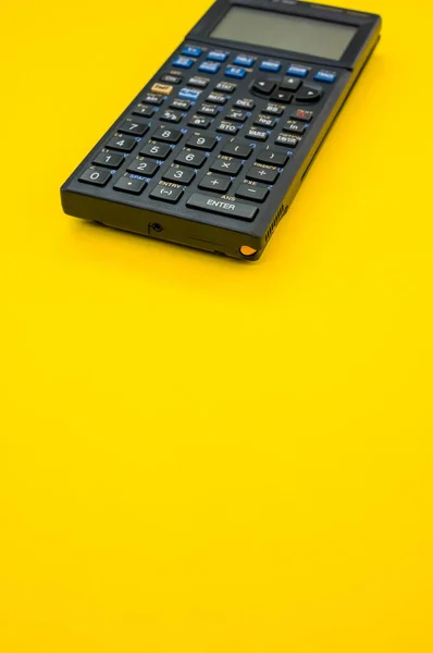 Tiro Vertical Uma Calculadora Fundo Amarelo — Fotografia de Stock