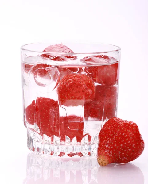 Eine Vertikale Aufnahme Eines Glases Gin Voller Frischer Erdbeeren Isoliert — Stockfoto