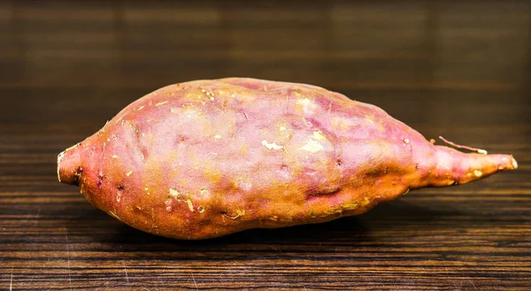 红薯木面上新鲜红薯的特写 — 图库照片