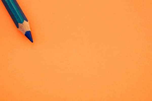 オレンジの背景に隔離された鋭い鉛筆の高い角度のショット — ストック写真