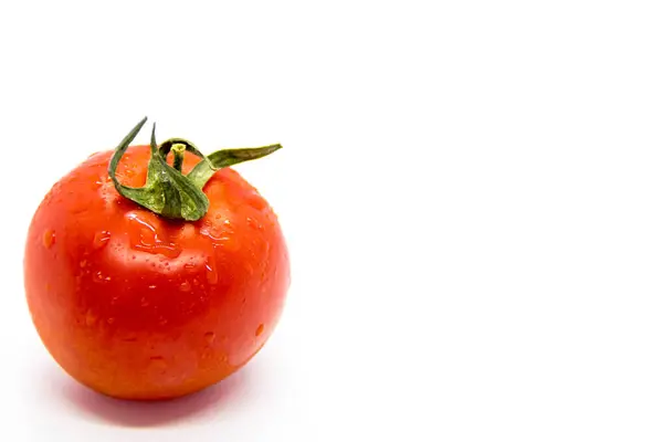 Eine Nahaufnahme Einer Nassen Reifen Tomate Isoliert Auf Weißem Hintergrund — Stockfoto