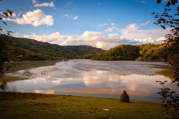 유독성 호수에 루마니아 마을의 아름다운 루마니아 — 스톡 사진