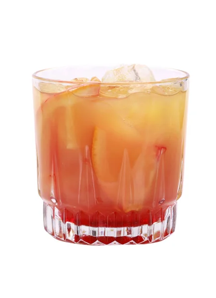 Nahaufnahme Eines Roten Cocktails Mit Orangenscheiben Isoliert Auf Weißem Hintergrund — Stockfoto