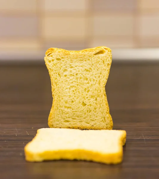 Eine Nahaufnahme Eines Weißmehl Brotstücks Auf Einem Holztisch Auf Verschwommenem — Stockfoto