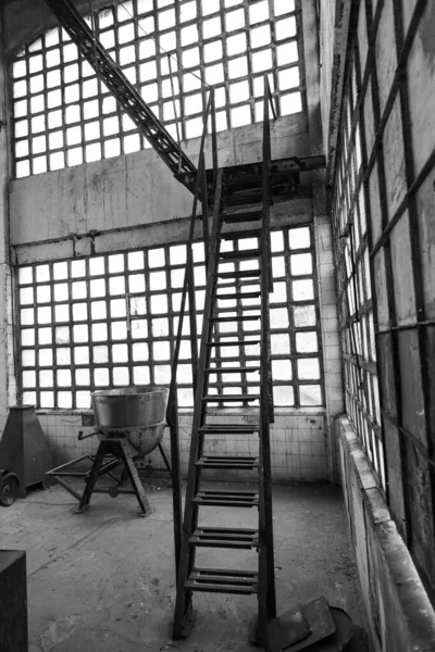 Вертикальный Снимок Узкой Лестницы Чайника Старом Промышленном Здании Квадратными Окнами — стоковое фото