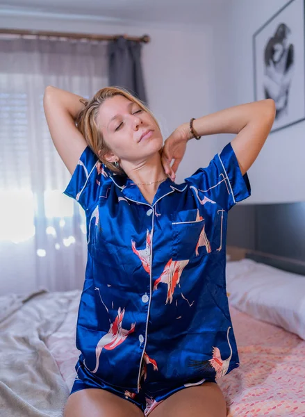 Fotografie Verticală Unei Frumoase Domnișoare Purtând Pijamale Așezate Pat — Fotografie, imagine de stoc