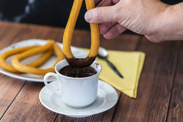 Uma Mão Mergulhando Churros Chocolate Quente — Fotografia de Stock