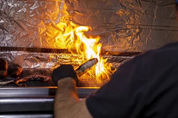 Egy Közeli Felvétel Egy Szakácsról Aki Grillt Készít — Stock Fotó