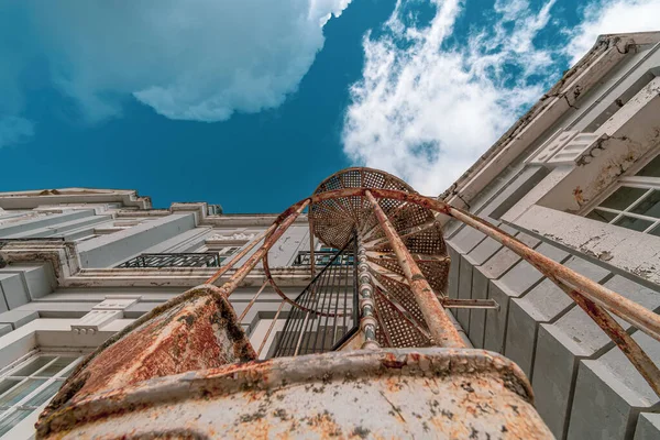 Plano Ángulo Bajo Una Escalera Oxidada Cerca Del Antiguo Edificio — Foto de Stock