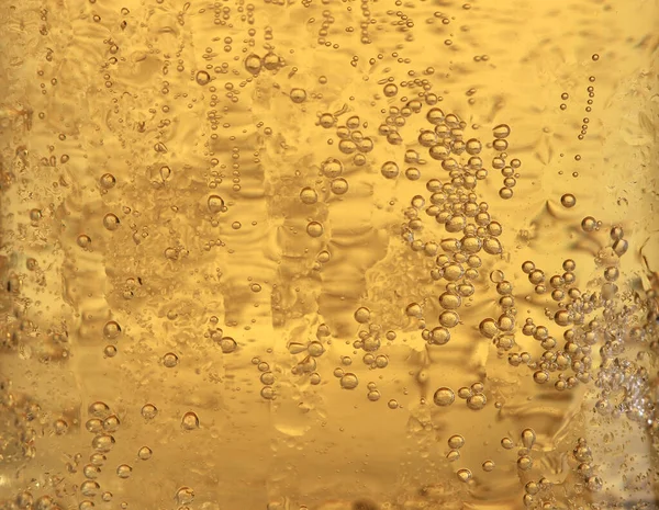 Close Bolhas Cerveja Uma Garrafa Fria Com Gotas Água Sobre — Fotografia de Stock