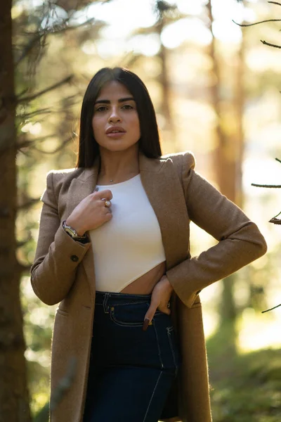 Enfoque Selectivo Una Mujer Morena Con Estilo Abrigo Marrón Bosque —  Fotos de Stock