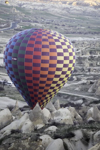 Vertikale Aufnahme Eines Luftballons Über Kappadokien Türkei — Stockfoto