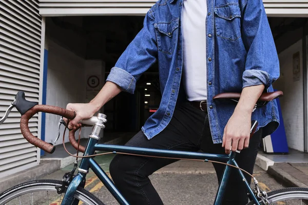 Nahaufnahme Eines Freiberuflichen Jungen Mannes Der Mit Seinem Fahrrad Draußen — Stockfoto