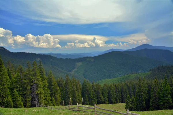 Eine Hochwinkelaufnahme Einer Landschaft Aus Dem Rarau Gebirge Rumänien — Stockfoto