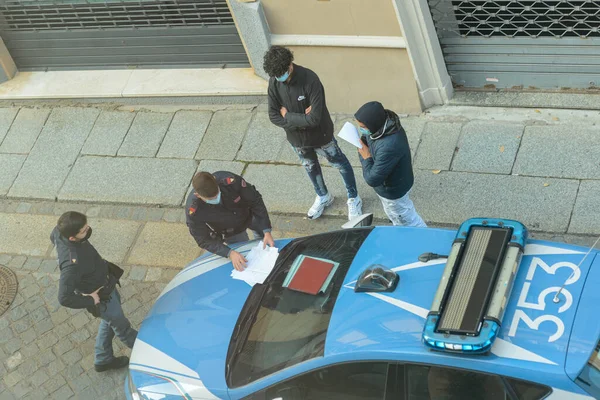 Cremona Italy Nov 2020 Два Юнака Зупиняються Поліцією Підписують Штраф — стокове фото