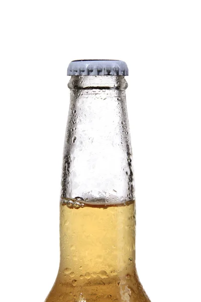 一个装有水滴的啤酒瓶的特写镜头 与白色背景隔离 — 图库照片