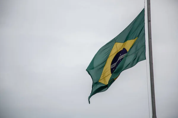 Eine Flache Aufnahme Der Geschwungenen Flagge Brasiliens Einem Fahnenmast Unter — Stockfoto