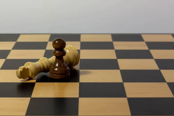 チェスボード上の黒と白のチェスの駒のクローズアップショット — ストック写真