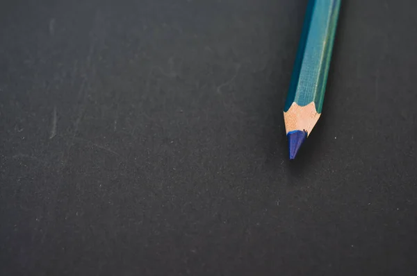 Detailní Záběr Modré Tužky Izolované Tmavém Pozadí — Stock fotografie