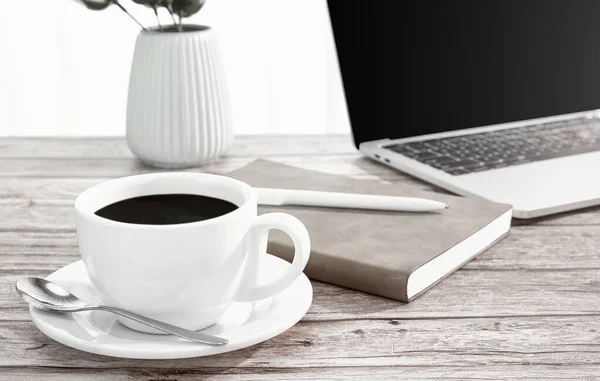 Närbild Kopp Kaffe Laptop Anteckningsbok Och Penna Träyta — Stockfoto