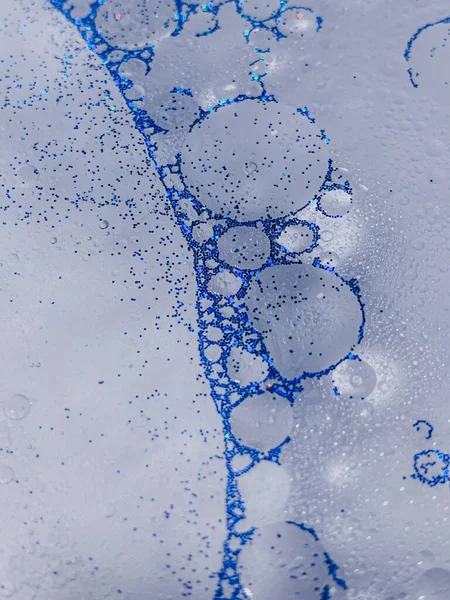青の輝きと水滴の垂直ショット — ストック写真