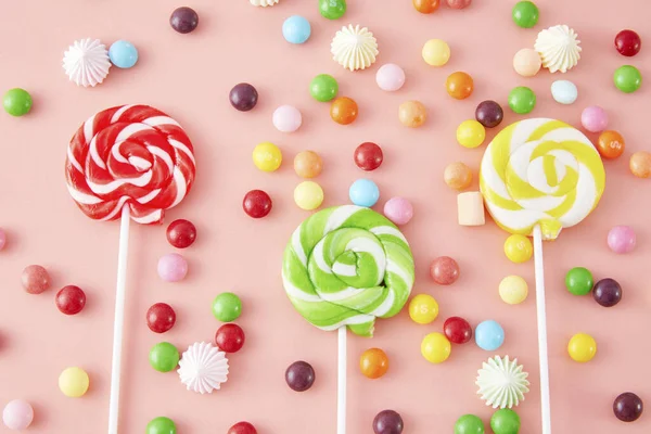 Pembe Arka Planda Birden Fazla Renkli Lolipopun Şekerlemelerin Üst Görüntüsü — Stok fotoğraf