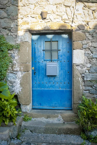 Tiro Vertical Uma Porta Azul Edifício Antigo Tossa Mar Espanha — Fotografia de Stock