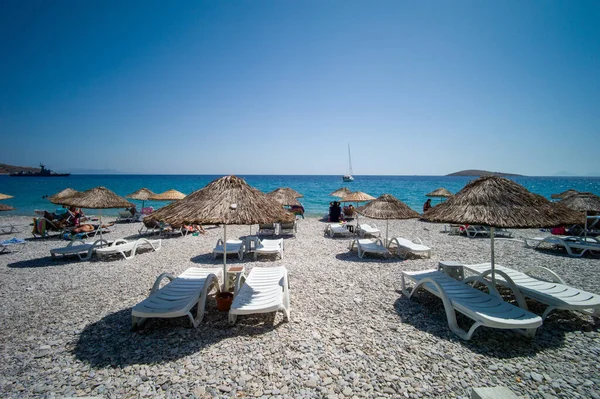 Antalya Turkey Nov 2020 一个有日光浴床和稻草伞的空旷沙滩 — 图库照片