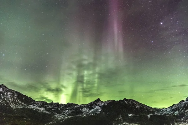 Het Noorderlicht Een Sterrenhemel Boven Heuvels Nachts Alaska — Stockfoto