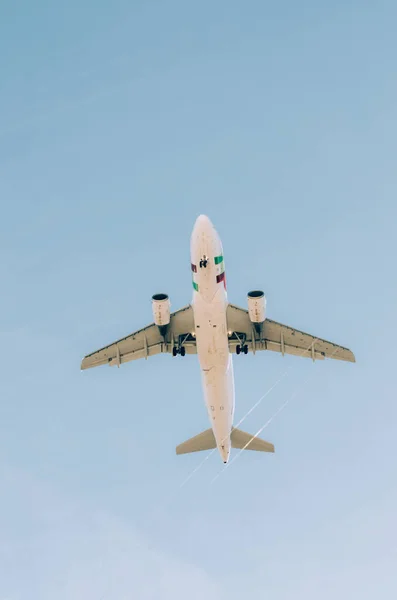 青い空の飛行機の垂直ショット — ストック写真