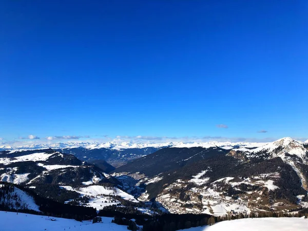 Beau Cliché Une Chaîne Montagnes Enneigée Ensoleillée Sous Ciel Bleu — Photo