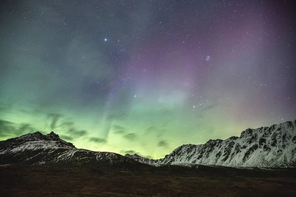 Северное Сияние Звездном Небе Над Холмами Ночью Аляске Сша — стоковое фото