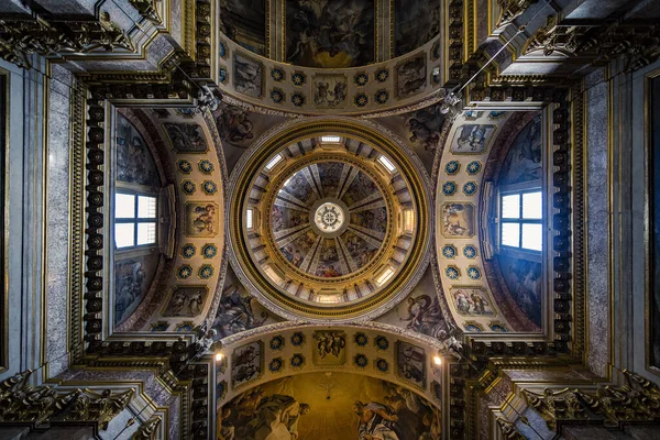 梵蒂冈圣彼得大教堂圆顶和金色天花板的低角镜头 — 图库照片