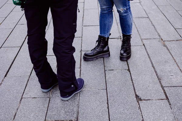 Close Pessoas Vestindo Jeans Com Botas Sapatos Pavimento — Fotografia de Stock