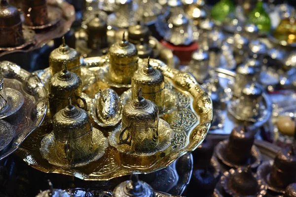 Χρυσοκίτρινο Οθωμανικό Αραβικό Στυλ Τουρκικές Κούπες Καφέ Στο Κατάστημα — Φωτογραφία Αρχείου