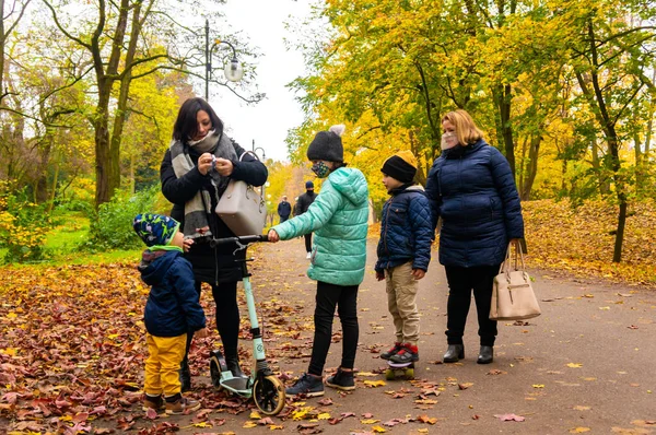 Poznan Polônia Nov 2020 Adultos Crianças Com Uma Scooter Caminho — Fotografia de Stock