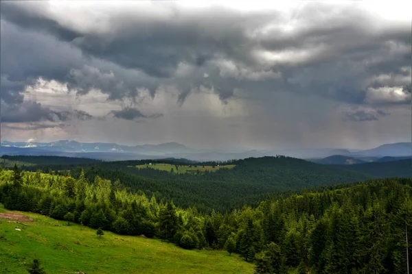 루마니아의 라라우 산맥에 트레도 람네이 꼭대기에서 각도의 — 스톡 사진