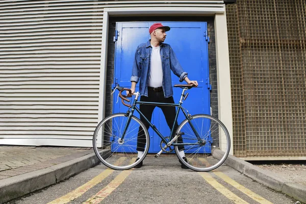 Voller Körpereinsatz Junger Mann Läuft Mit Fahrrad Vor Garage — Stockfoto