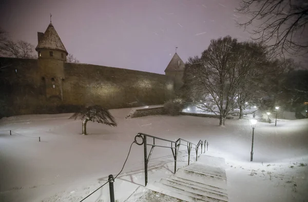 Vinter Natt Scen Med Den Tunga Snöfall Historiska Tallinns Stadsmur — Stockfoto