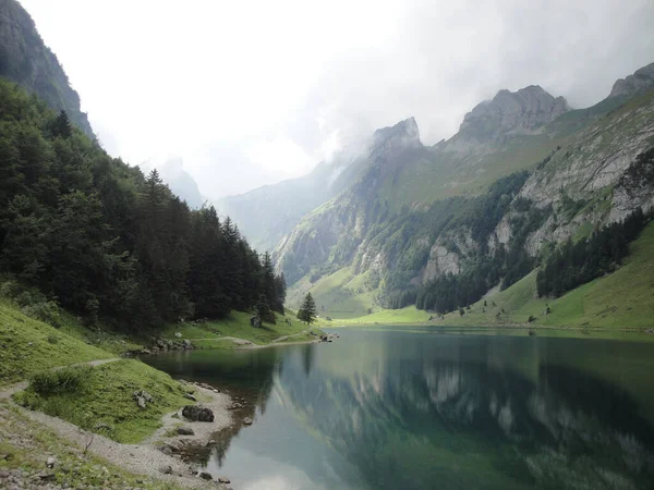 Een Betoverend Landschap Van Seealpsee Zwitserland — Stockfoto