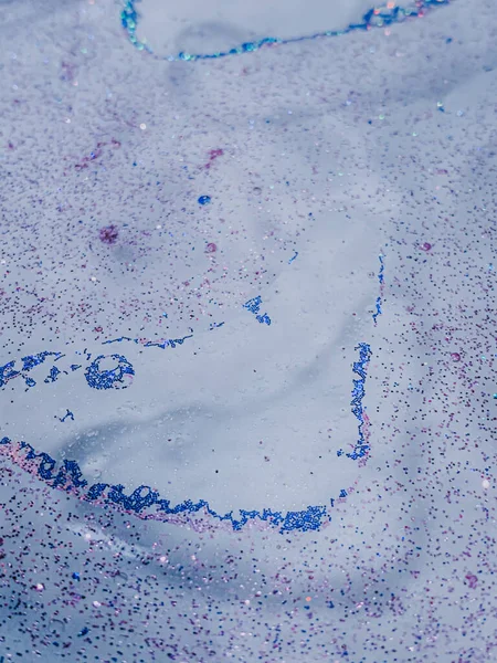 蓝色和紫色的闪光和水滴的垂直镜头 — 图库照片