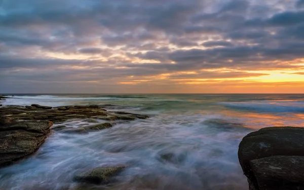 Beautiful Sunset Wavy Sea Stones — Stock Photo, Image