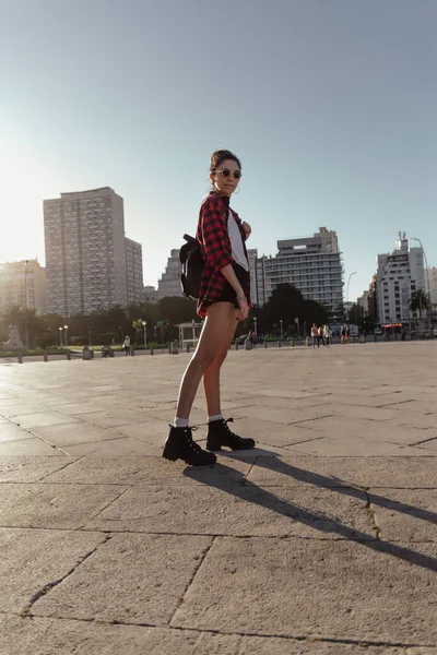 Tiro Vertical Jovem Hipster Fresco Fêmea Posando Quadrado Durante Verão — Fotografia de Stock