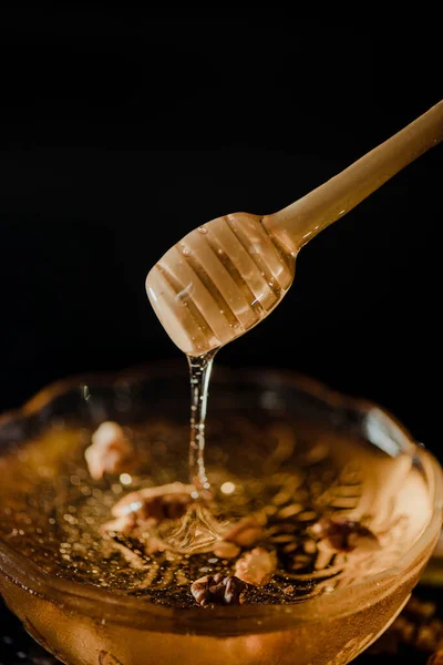 Dřevěná Medová Lžíce Namočená Sklenici Plné Medu Ořechů Umístěných Černém — Stock fotografie