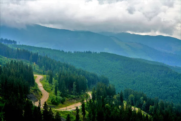 루마니아의 라라우 산맥에서 풍경과 트란스라 도로의 — 스톡 사진