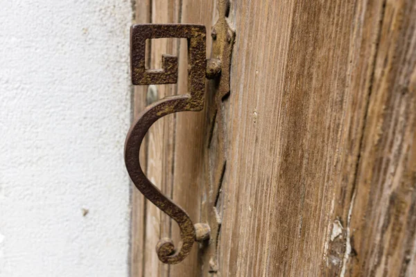 Stary Brązowy Uchwyt Drzwi Bliska Wenecji Niezwykłym Kształcie — Zdjęcie stockowe