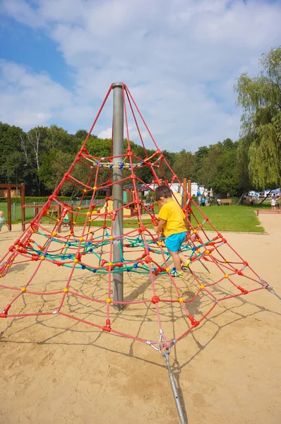 Poznan Polónia Junho 2020 Jovem Escalando Equipamento Rede Playground — Fotografia de Stock