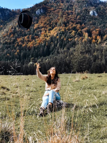 Eine Vertikale Aufnahme Einer Kaukasischen Frau Die Ihren Hut Die — Stockfoto